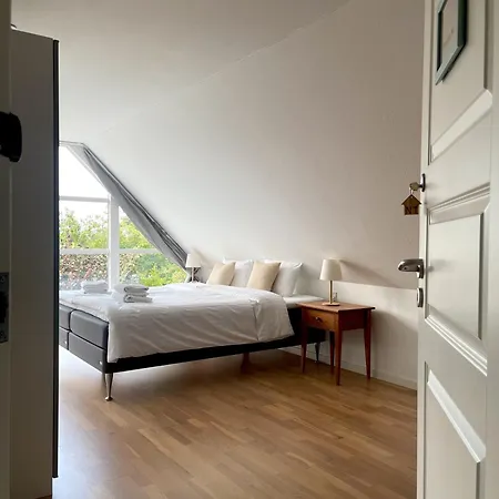 Kirsebaerkroen - The Between Guest house Praesto