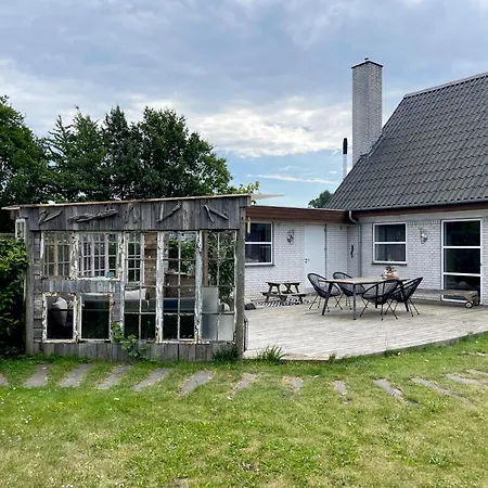 Kirsebaerkroen - The Between Guest house Praesto