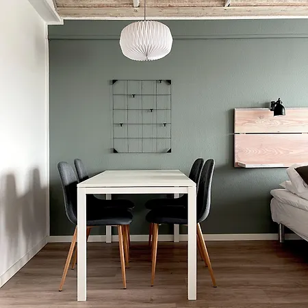 Kirsebaerkroen - The Between Præstø