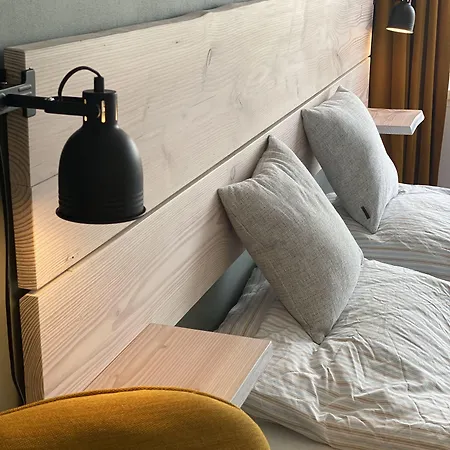 Kirsebaerkroen - The Between 3*