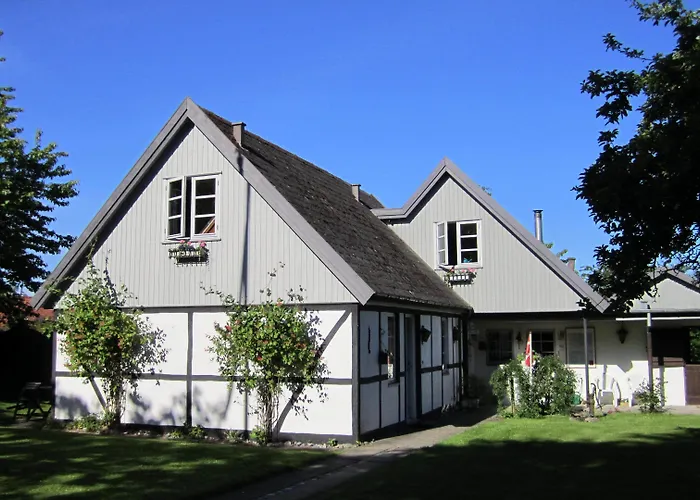 Kirsebaerkroen - The Between Præstø