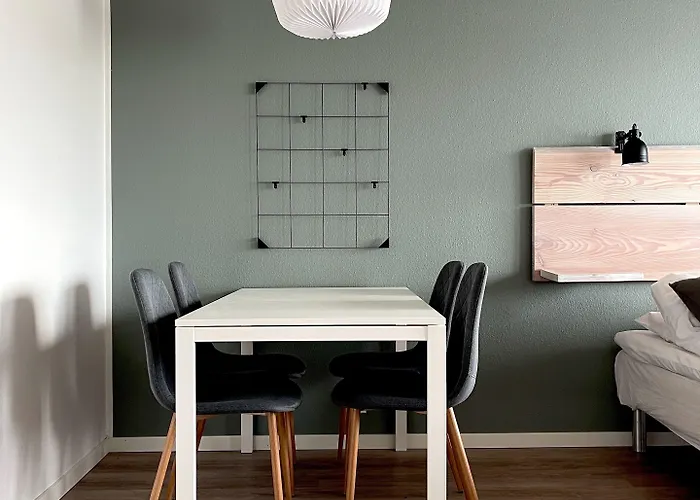 Kirsebaerkroen - The Between Præstø