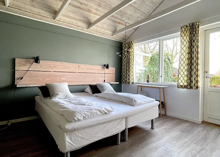 Kirsebaerkroen - The Between Præstø